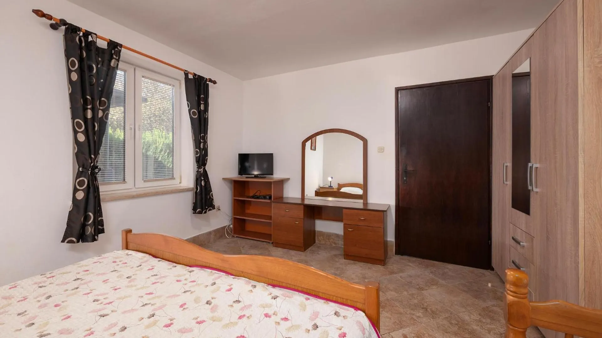 Nice Apartment In Liznjan With Kitchen