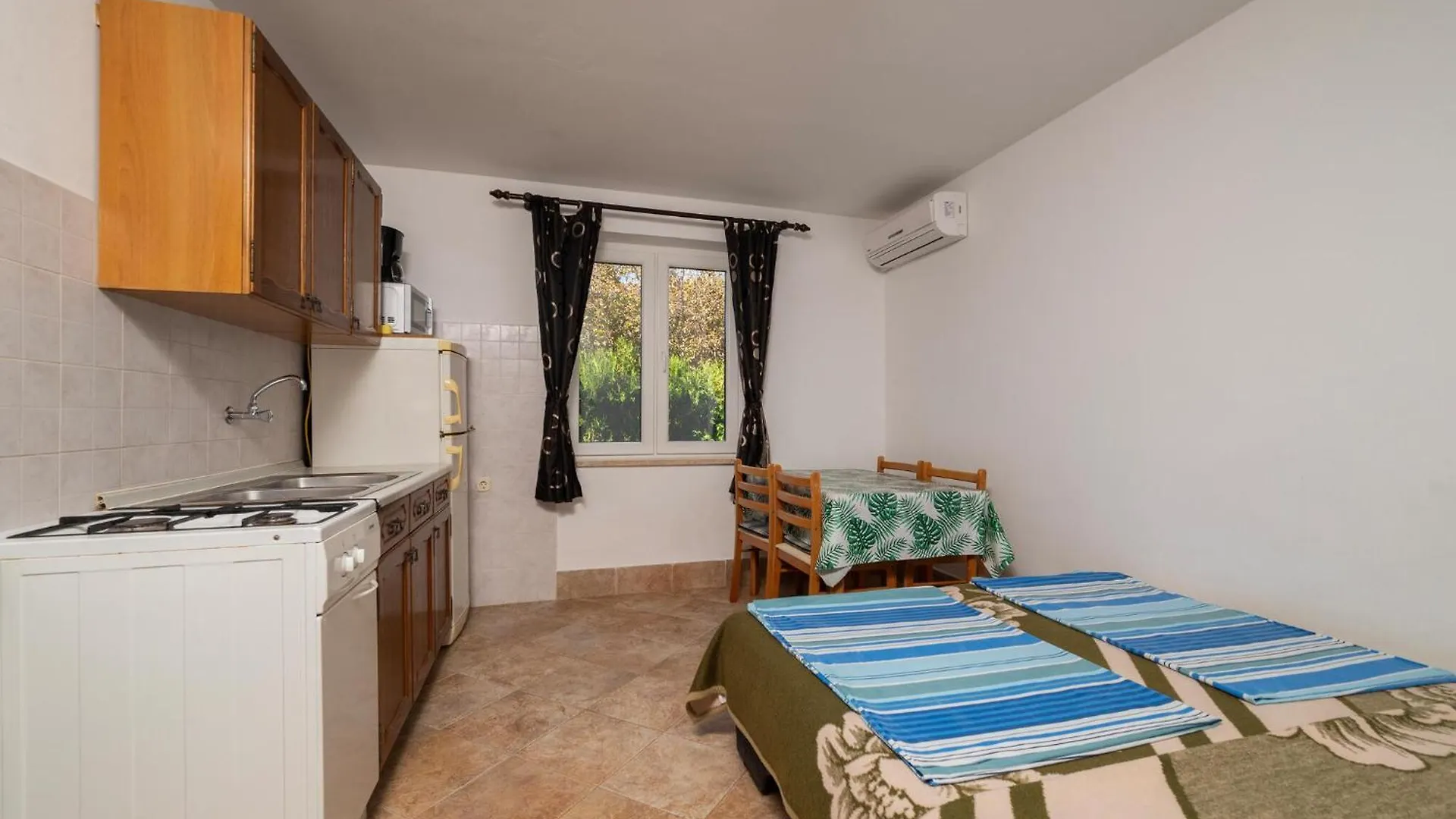 Nice Apartment In Liznjan With Kitchen
